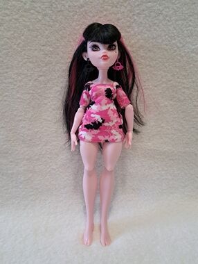Monster High Doll Mattel G3 Reboot Draculaura 2022 Black Pink Bat Articulated
